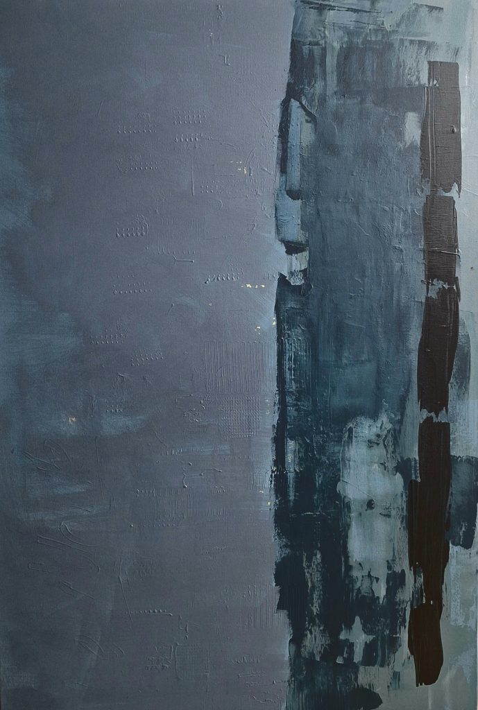 Graue, vertikal verdichtete Farbfläche mit harter Kante; ruhige Fläche trifft auf schwere, dunkle Zone - urbaner Zustand ohne Ort.