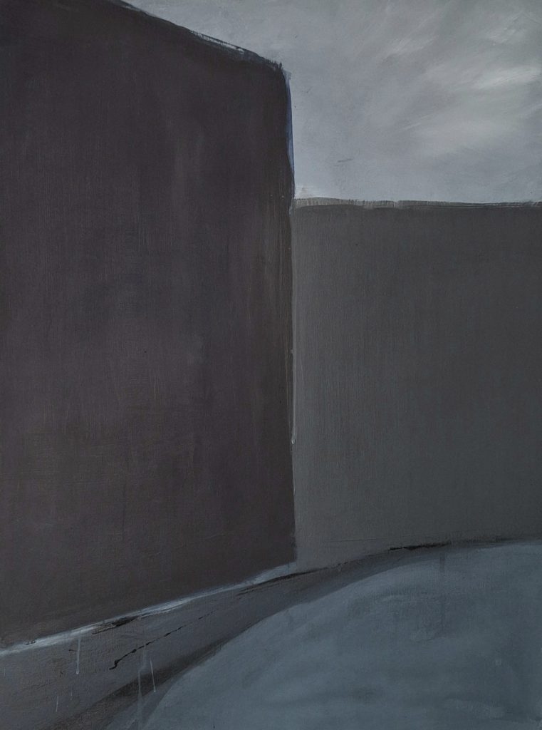 Abstraktes urbanes Gemälde in dunklen Blau- und Grautönen mit zwei großen vertikalen Flächen, ruhige reduzierte Komposition mit schwebender Wirkung und angedeuteter Bodenlinie