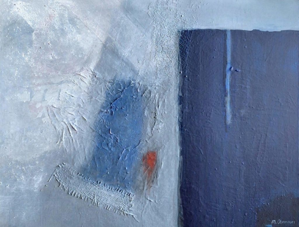 Abstraktes Acrylgemälde mit heller strukturierter Fläche, dunkelblauem Farbfeld und kleinen orangefarbenen Akzenten